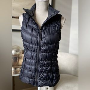 Athleta Downalicious Vest Size Small in Black